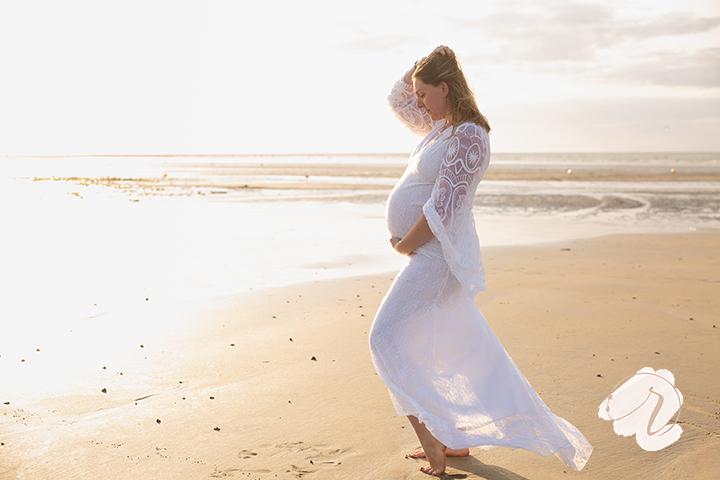 femme enceinte plage